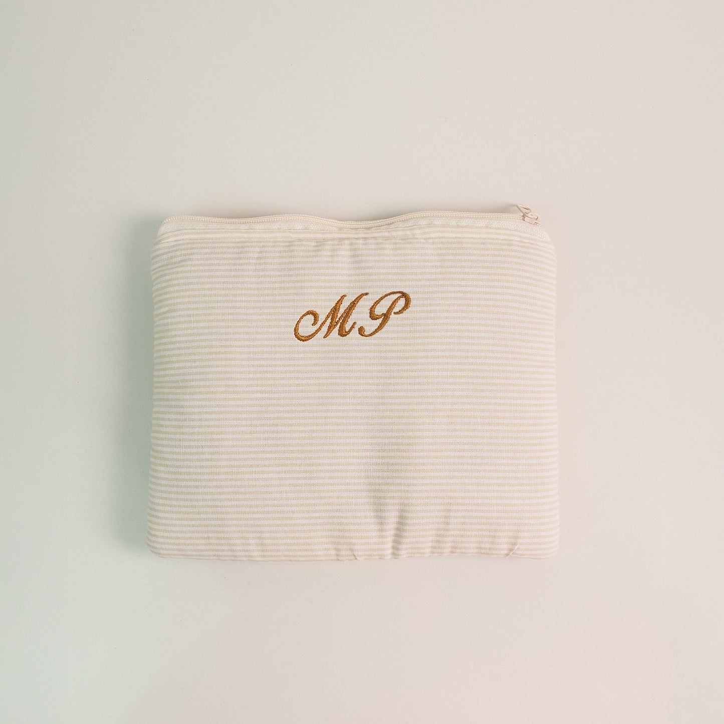 Necessaire Envelope Inicial Mini Listras creme - margê atelier