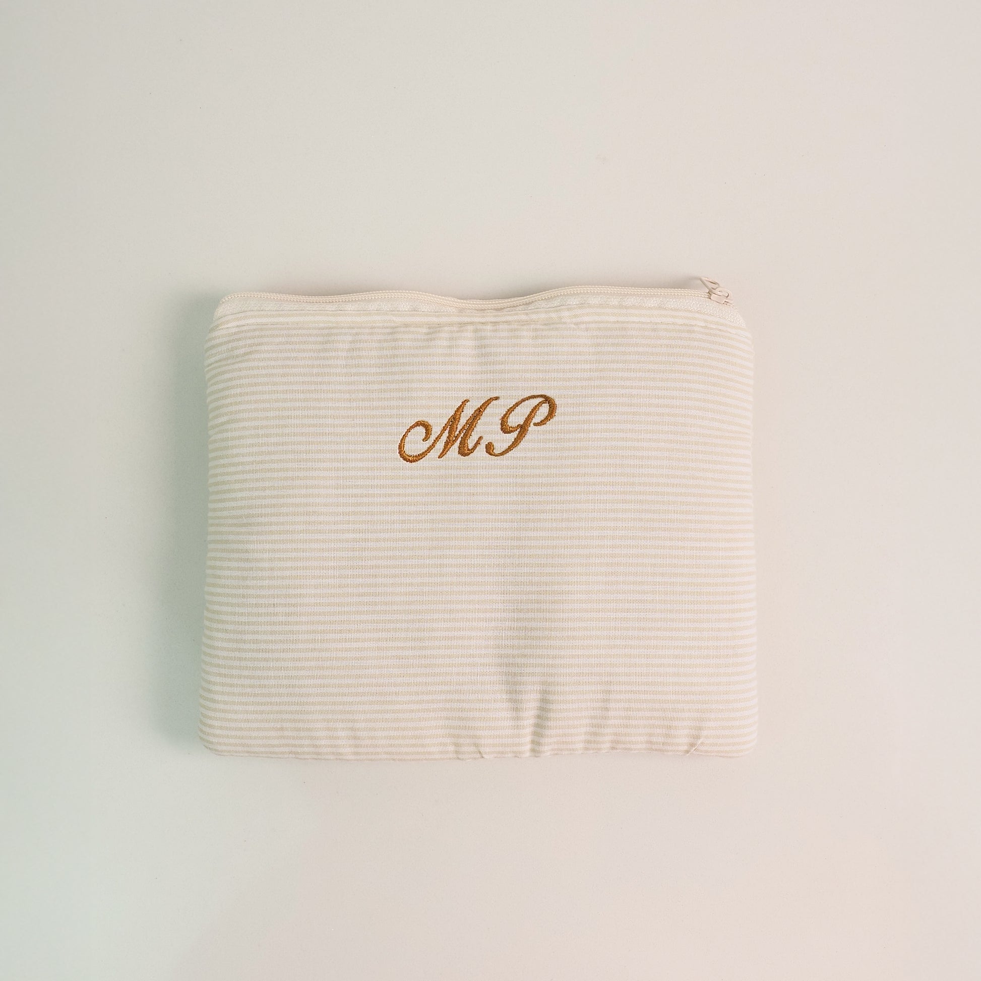 Necessaire Envelope Inicial Mini Listras creme - margê atelier
