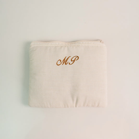 Necessaire Envelope Inicial Mini Listras creme - margê atelier