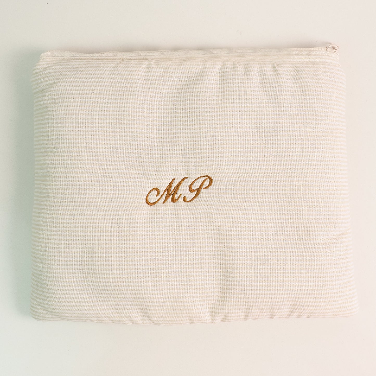 Necessaire Envelope Inicial Listras creme - margê atelier