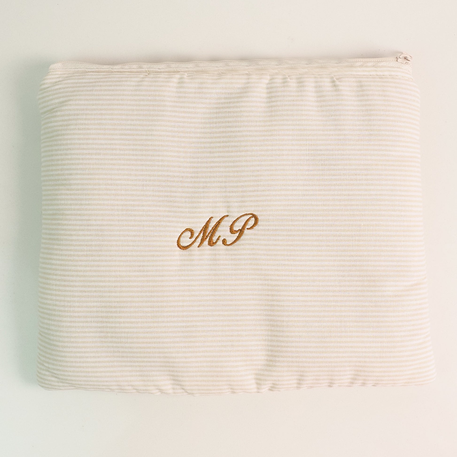 Necessaire Envelope Inicial Listras creme - margê atelier