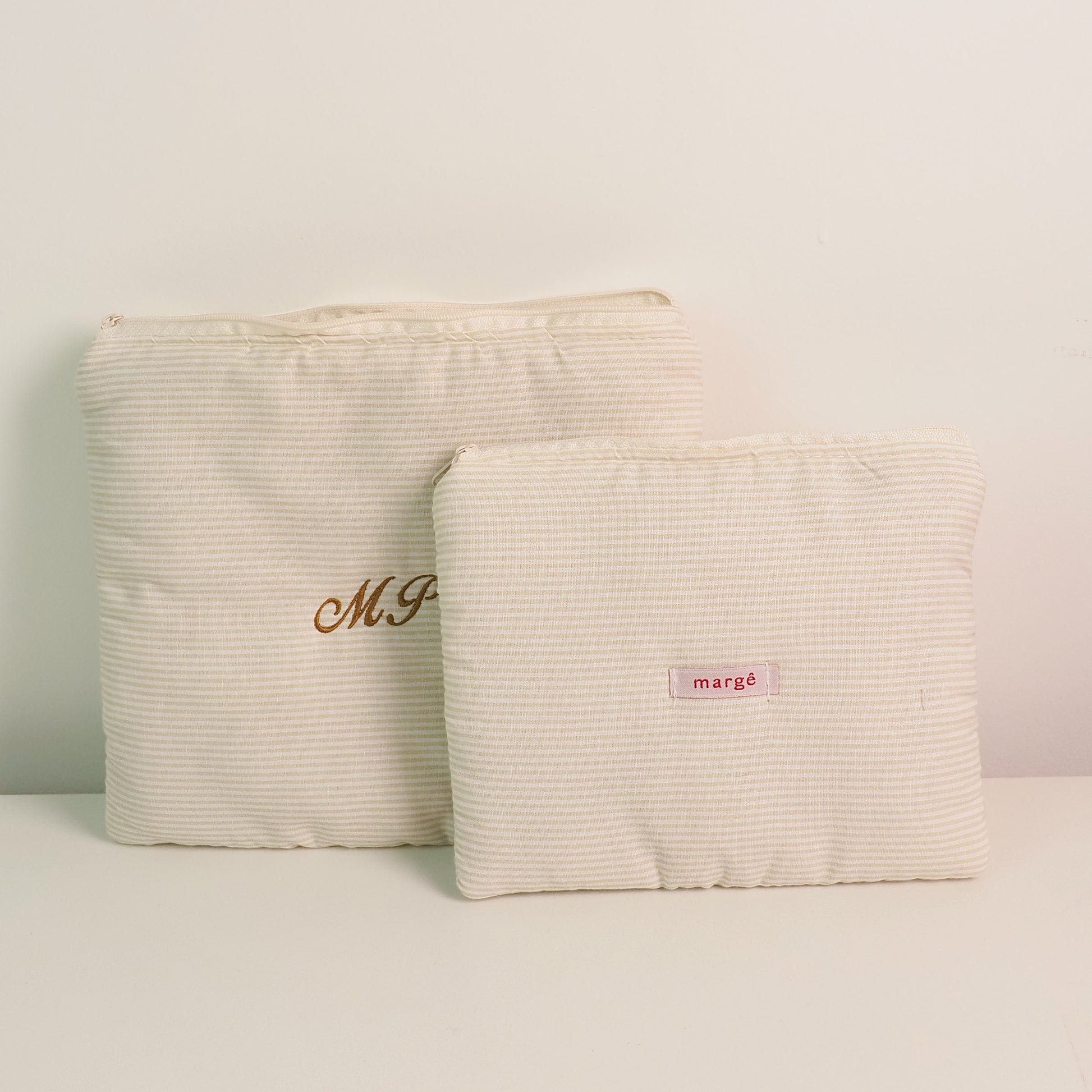 Necessaire Envelope Inicial Listras creme - margê atelier