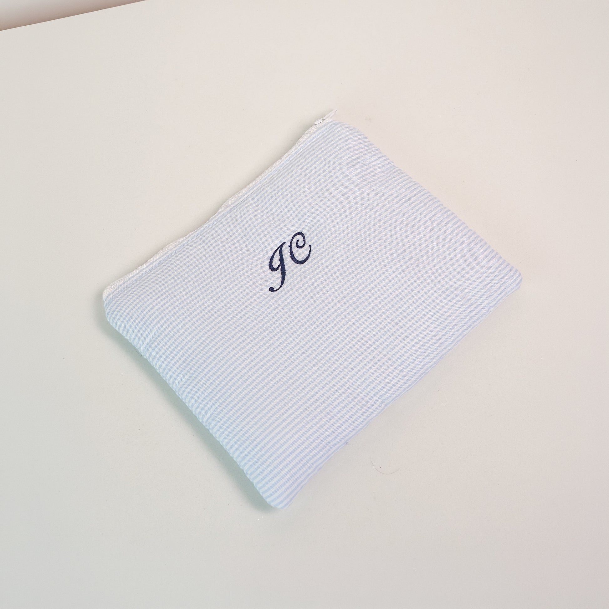Necessaire Envelope Inicial Mini Listras azul - margê atelier