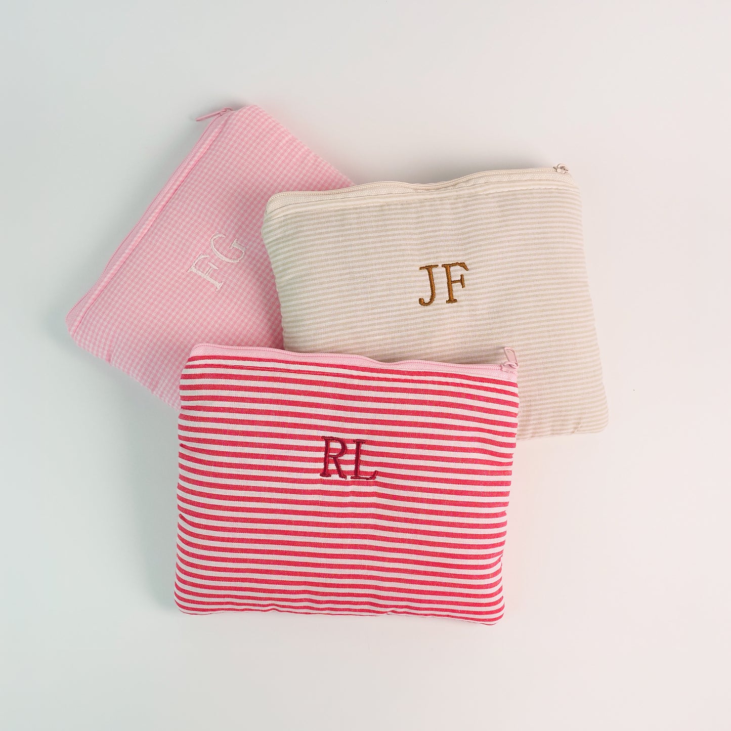 Necessaire Envelope Inicial Mini Listras creme - margê atelier