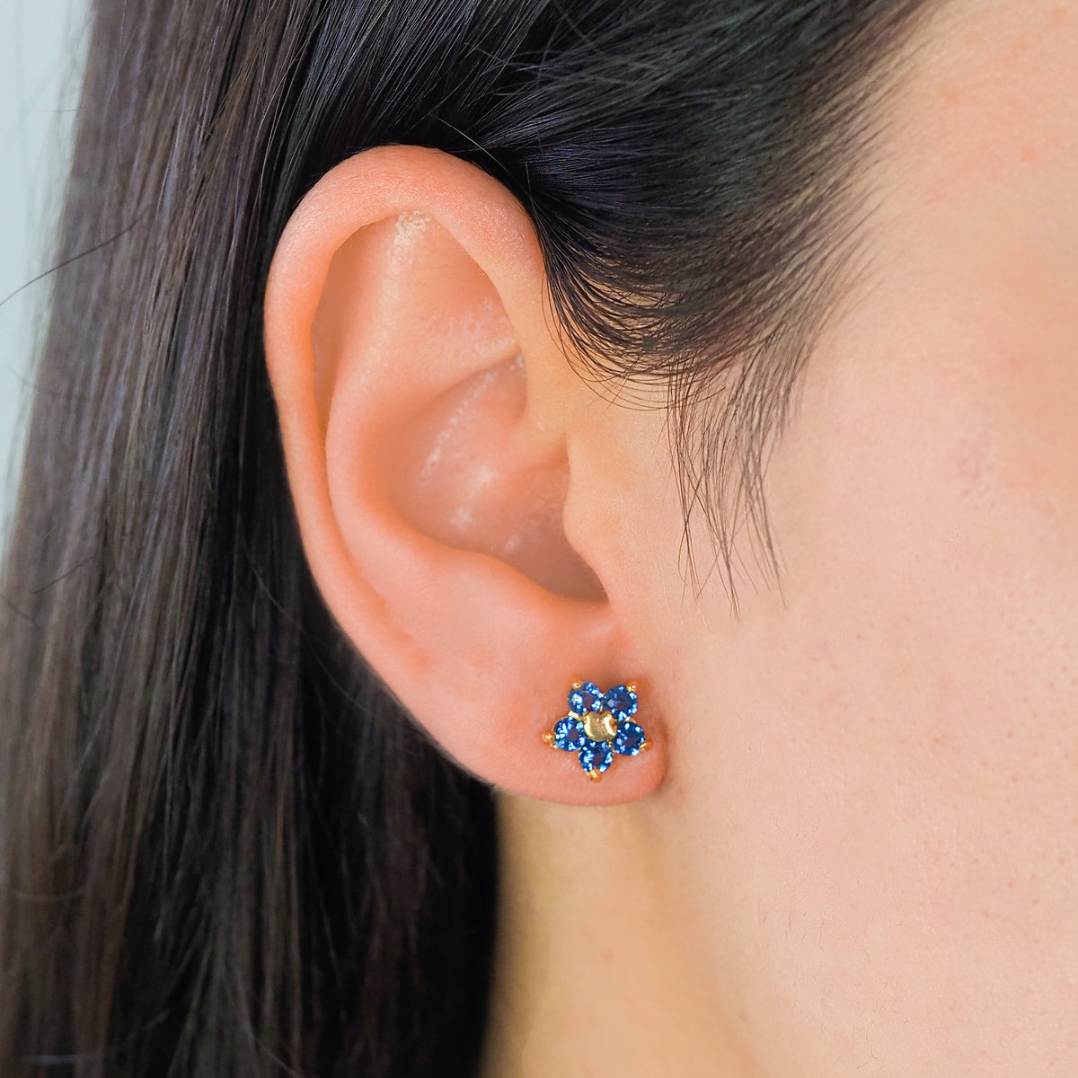 Brinco florido zirconia azul dourado - margê atelier