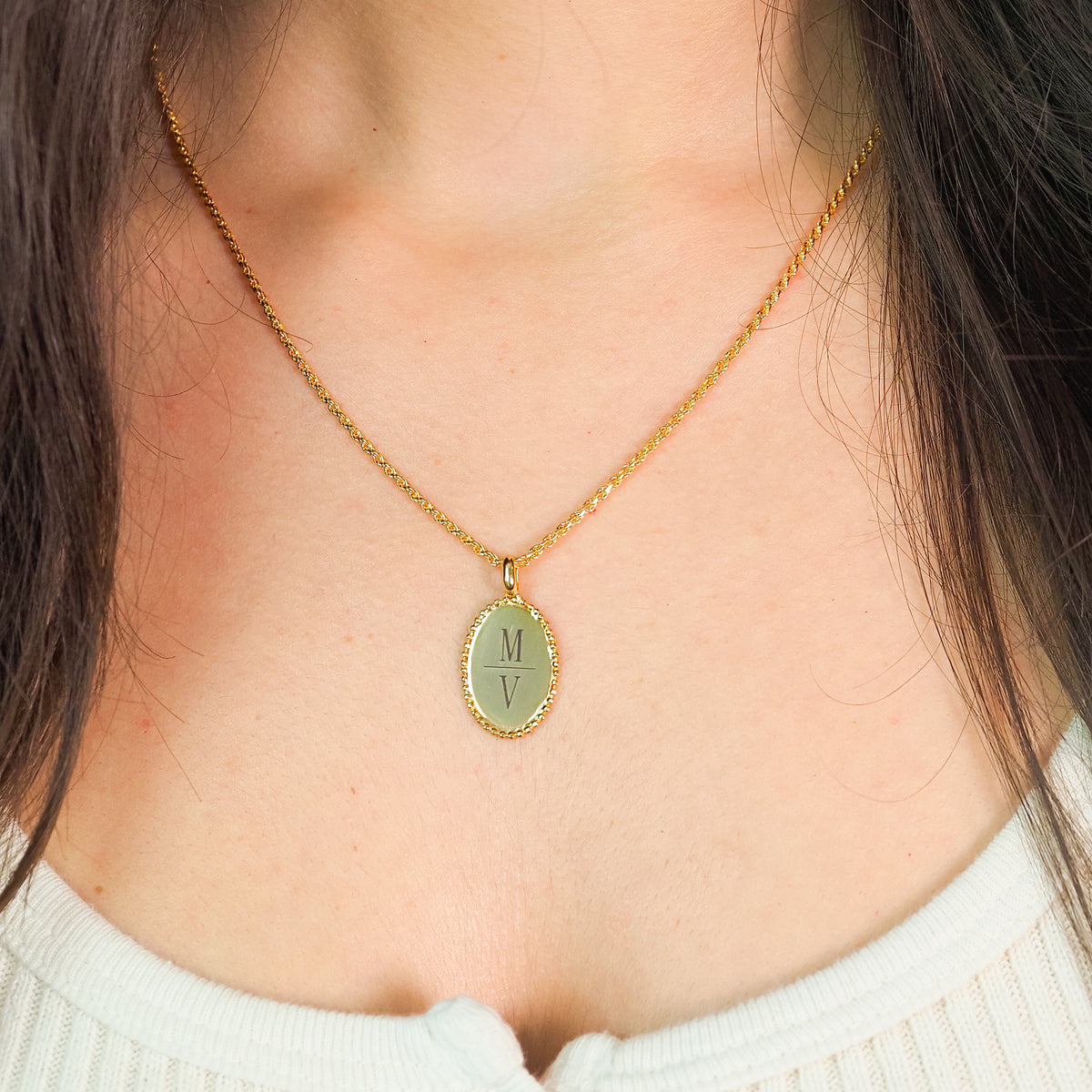 Colar oval inicial dourado - margê atelier