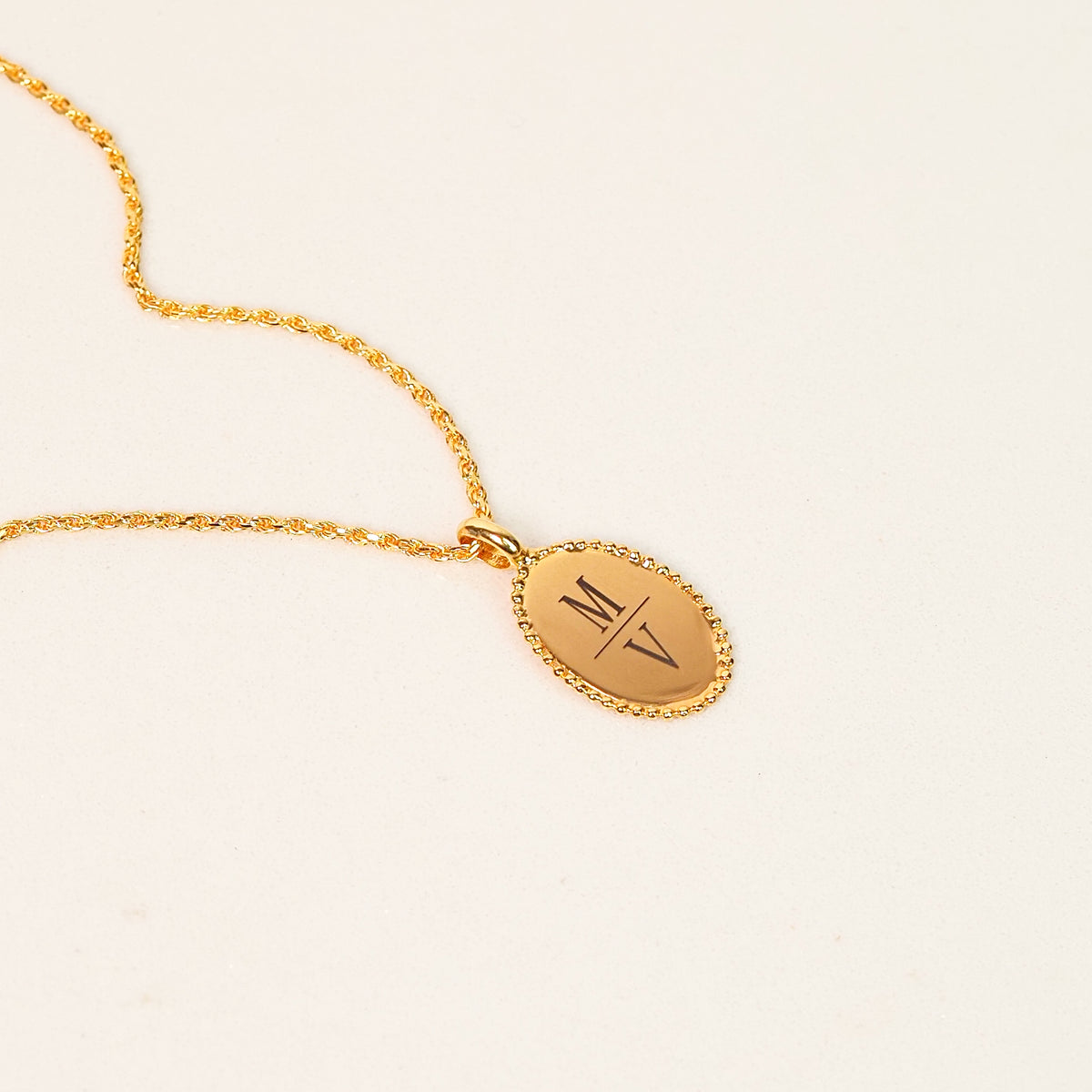Colar oval inicial dourado - margê atelier
