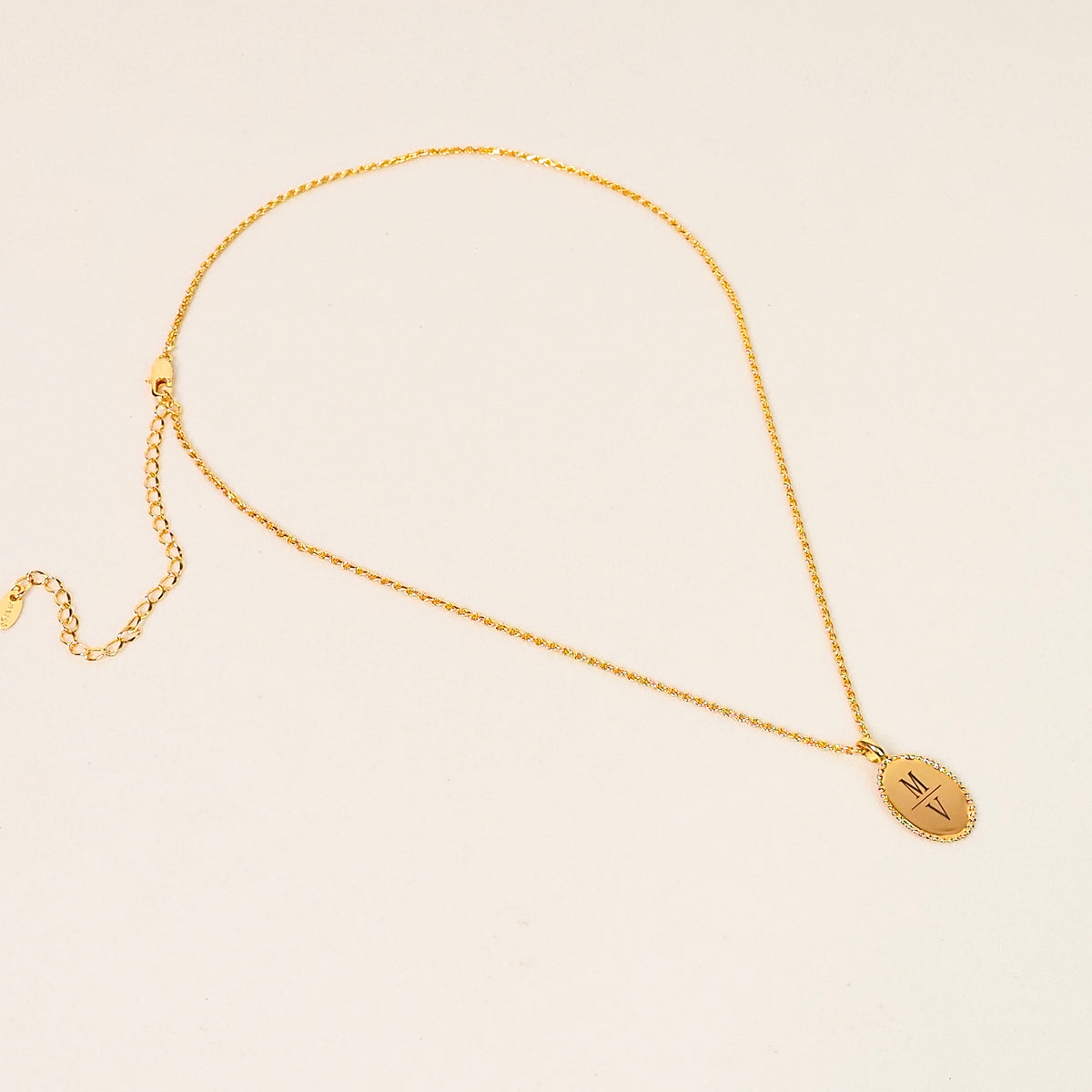 Colar oval inicial dourado - margê atelier
