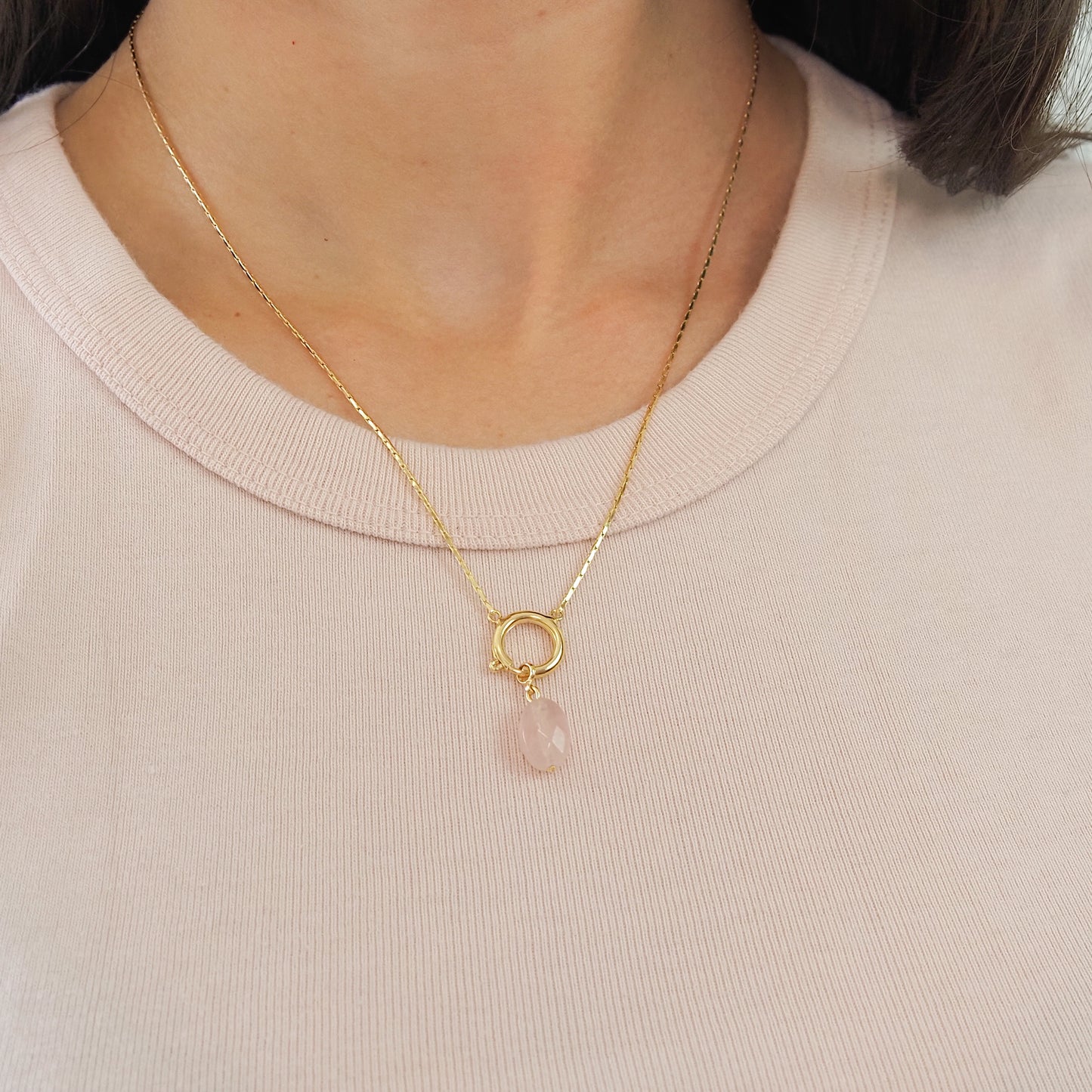 Charm quartzo rosa dourado