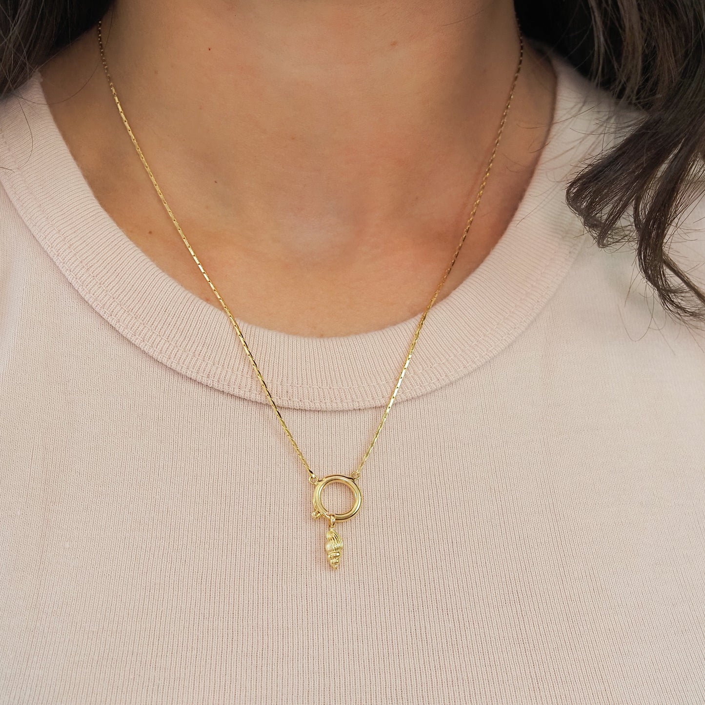 Charm concha dourado