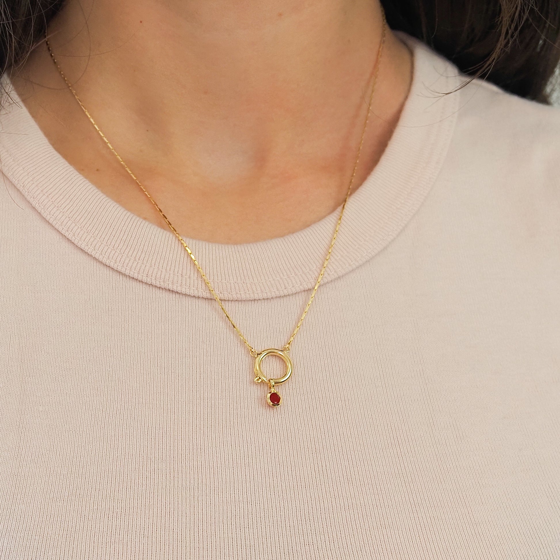 Charm zirconia vermelha dourado - margê atelier