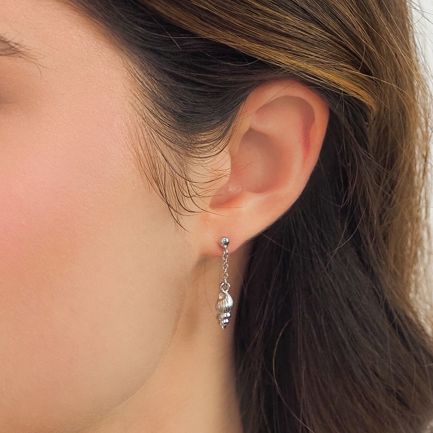 Brinco concha fio prateado