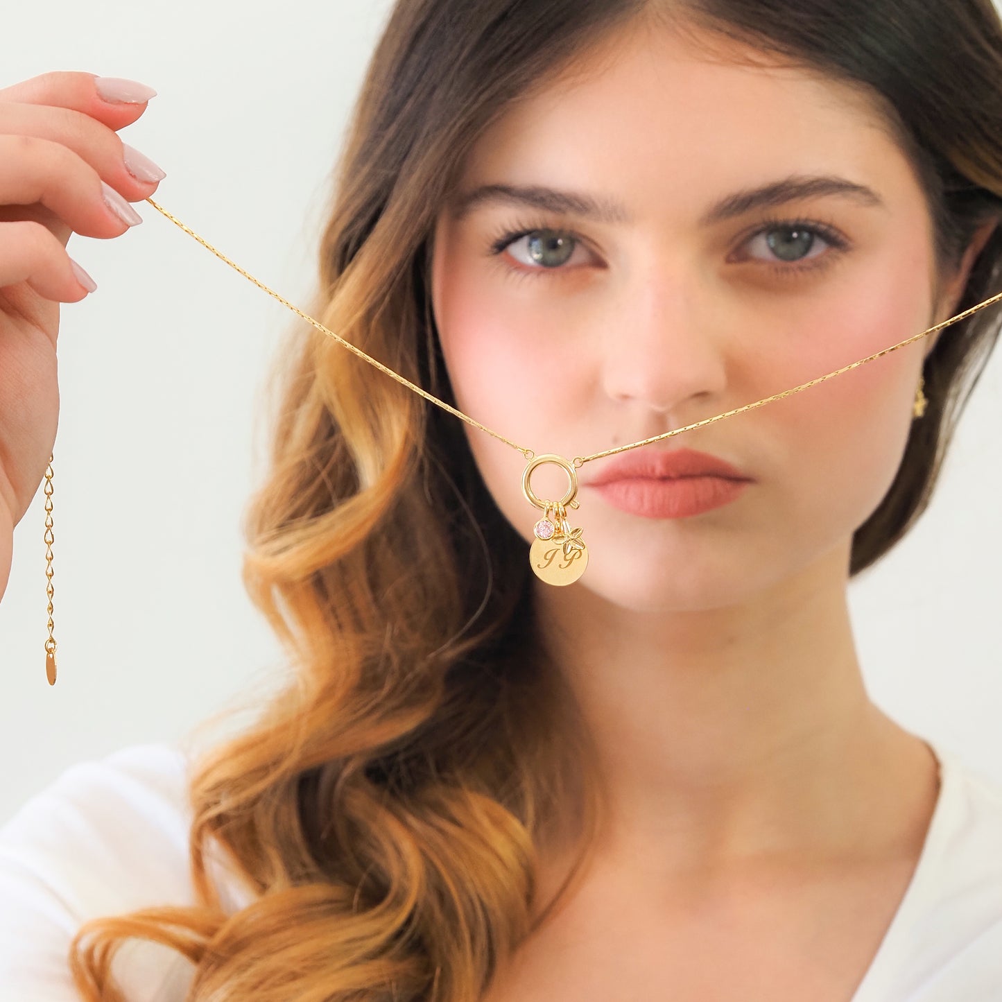 Colar charms dourado