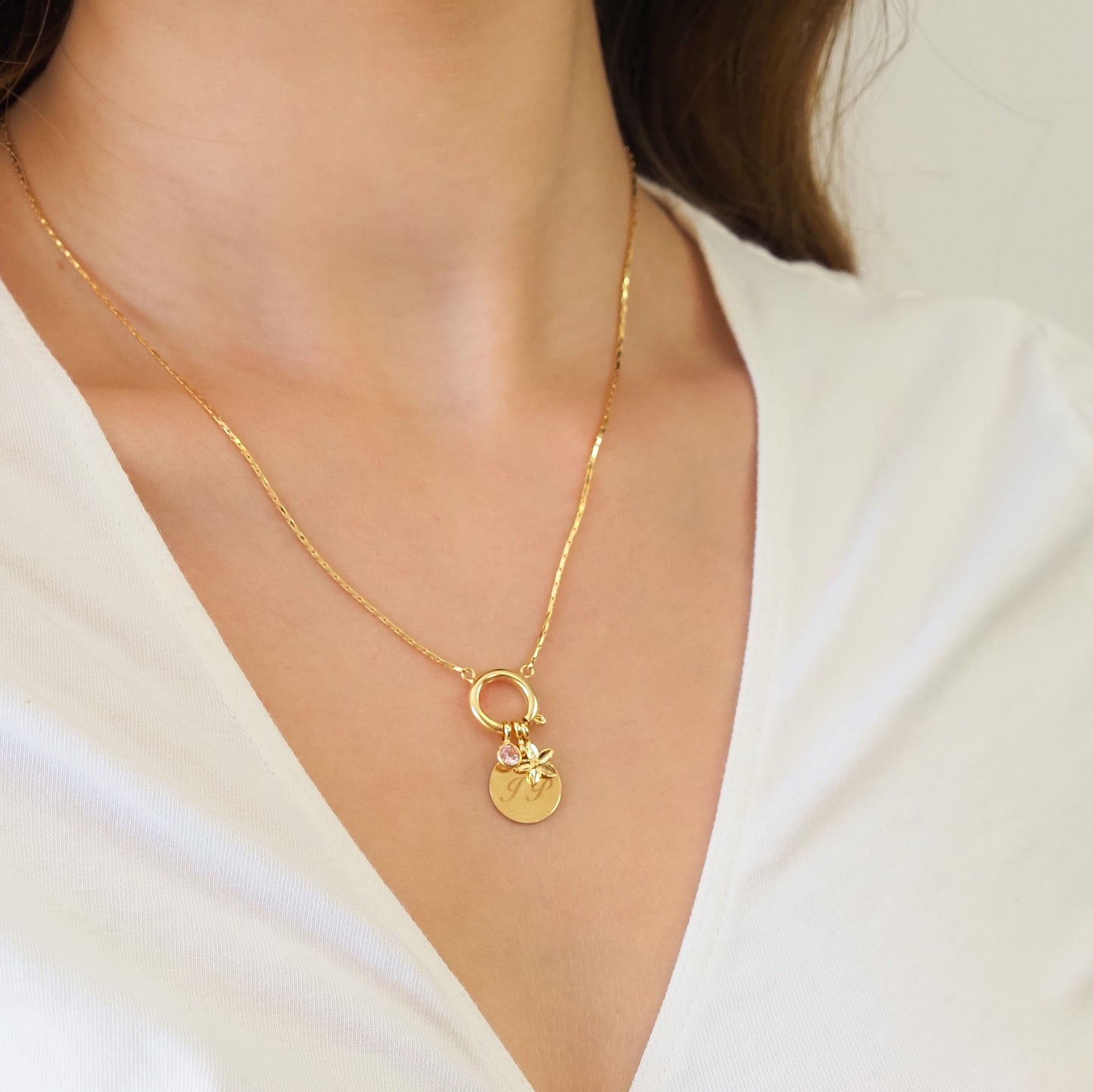 Charm flor de hibisco dourado