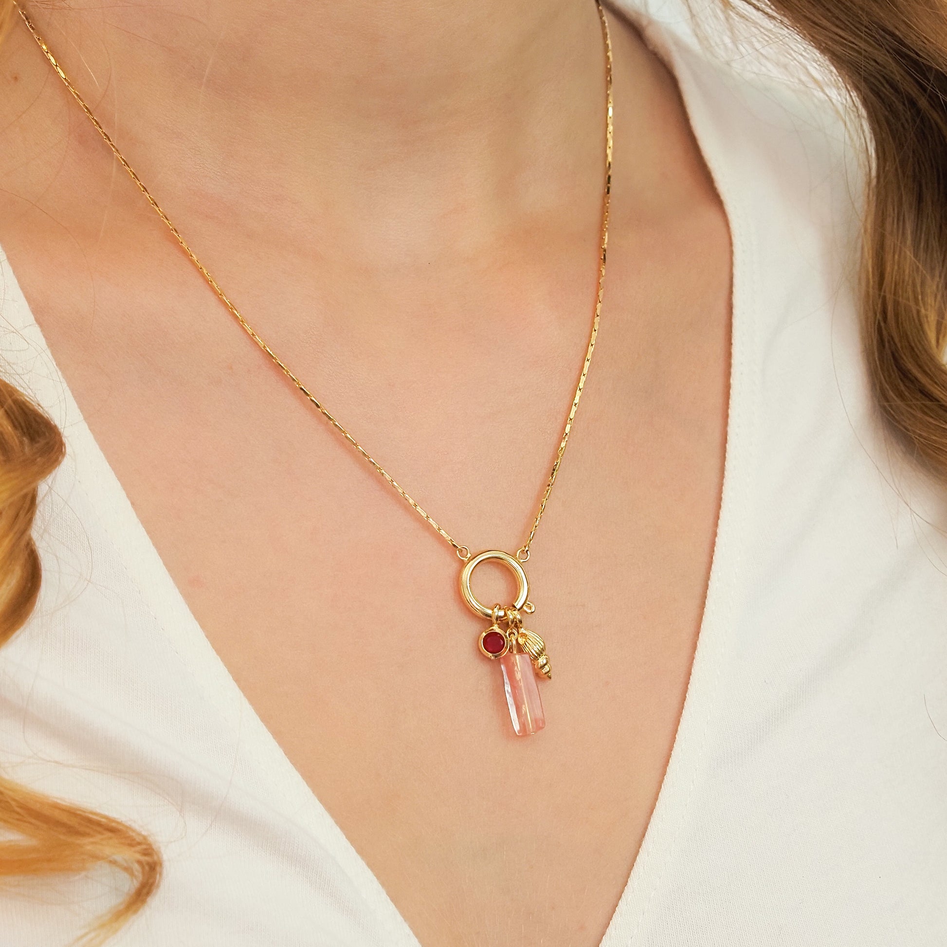 Charm zirconia vermelha dourado - margê atelier