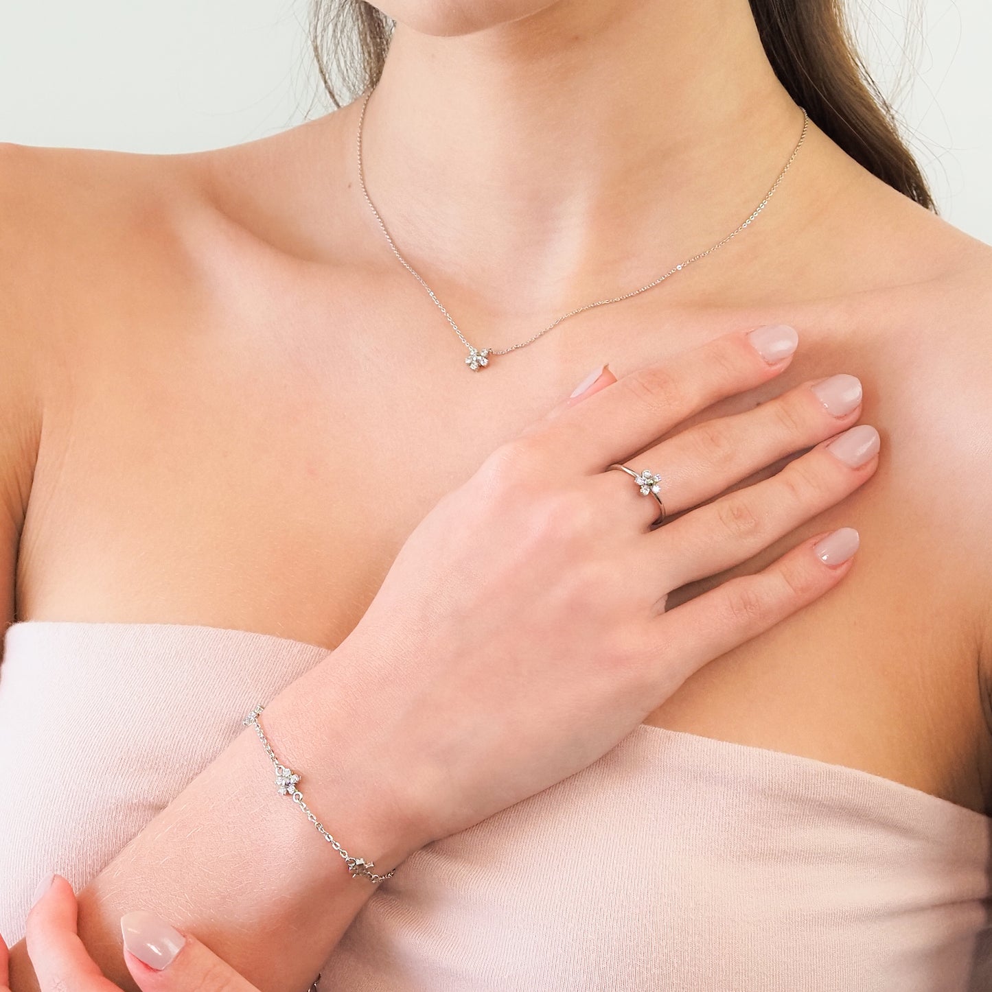 Colar flor zirconia prateada