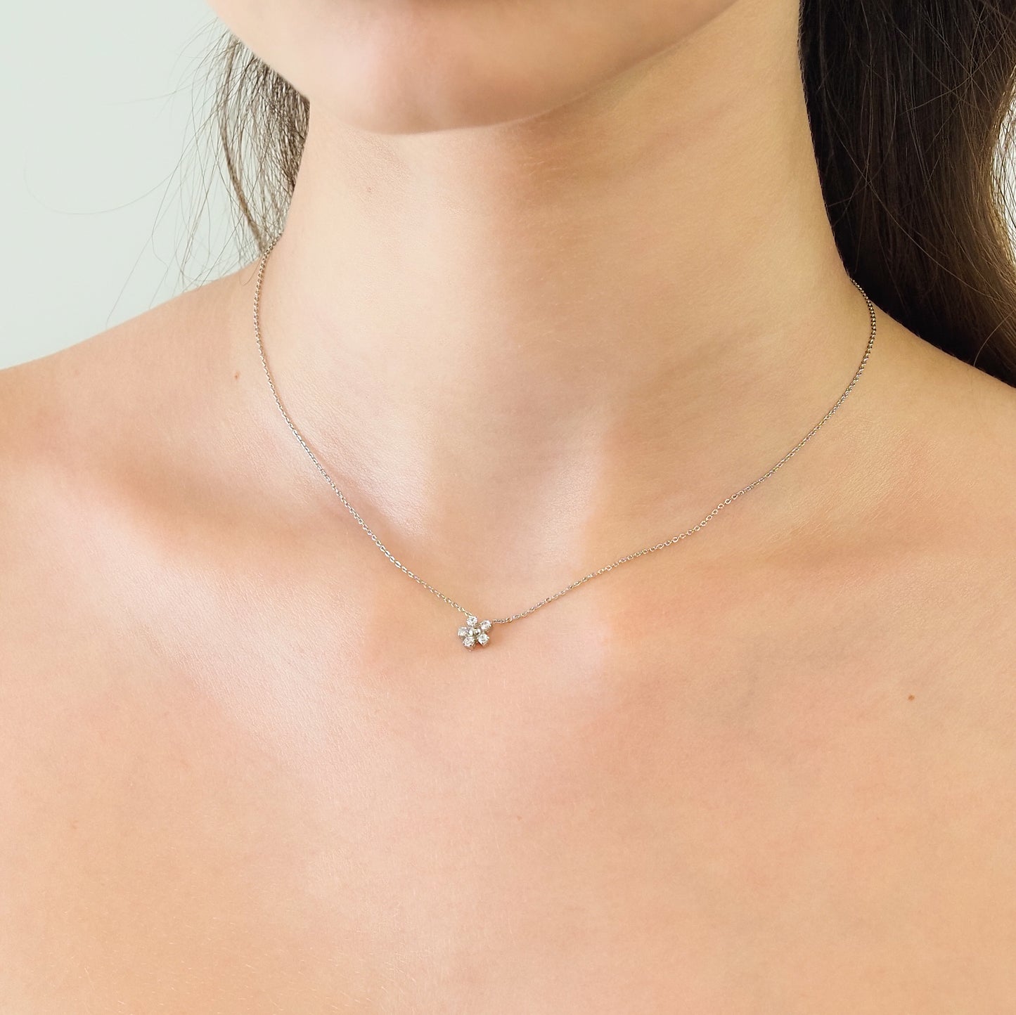 Colar flor zirconia prateada