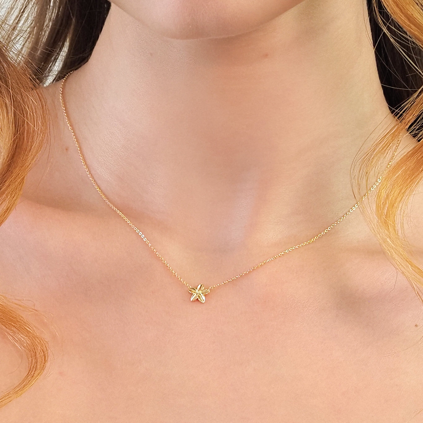 Colar flor de hibisco dourado