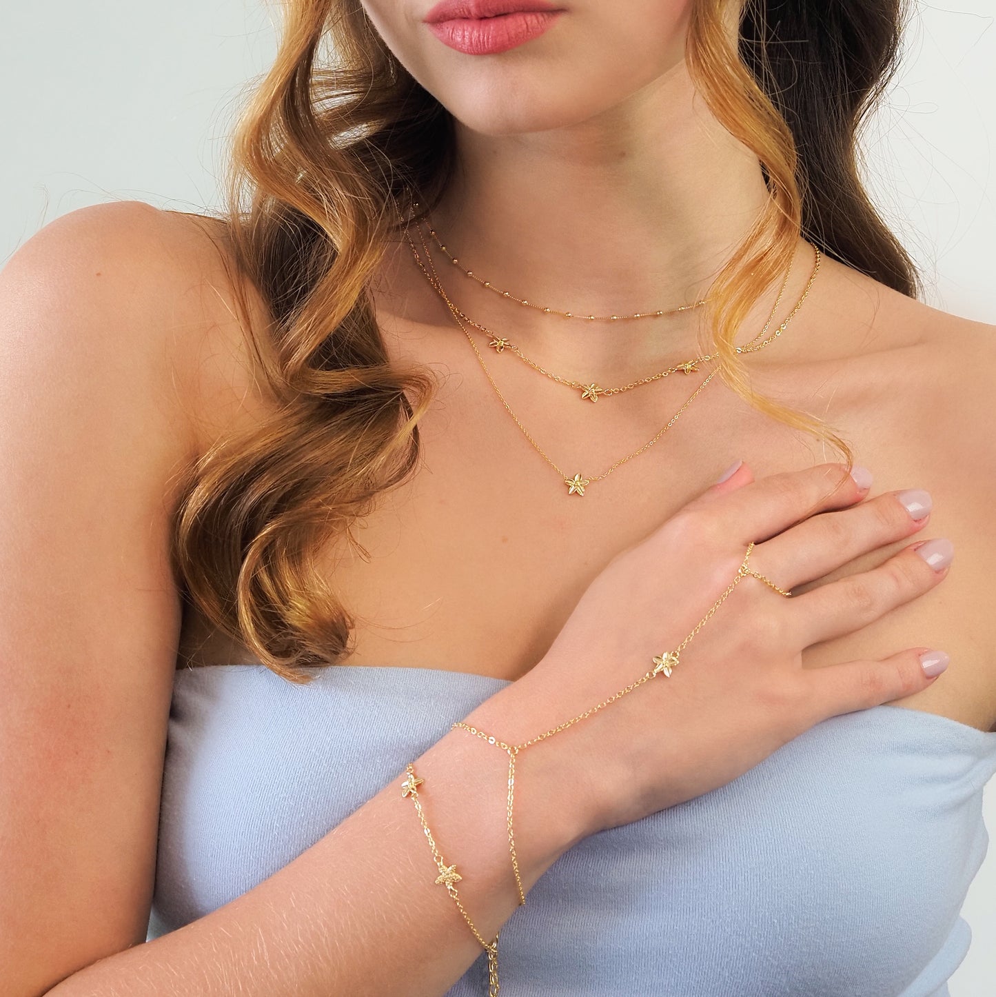 Pulseira três flores de hibisco dourado