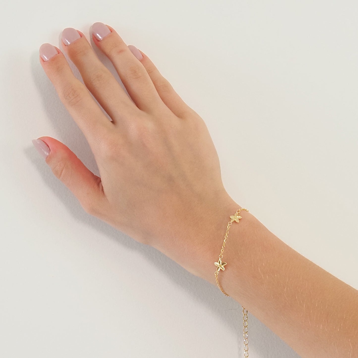 Pulseira três flores de hibisco dourado