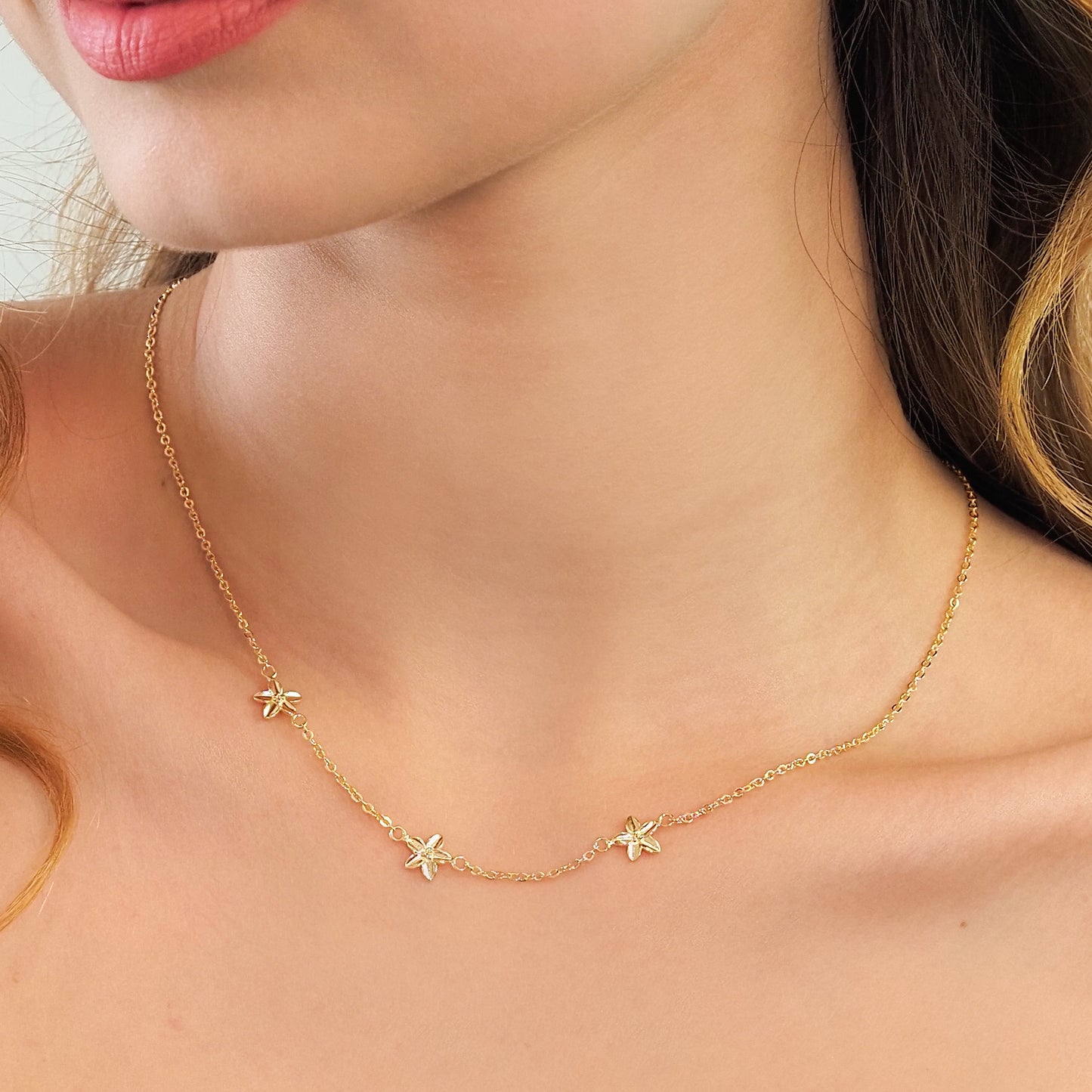 Colar três flores de hibisco dourado