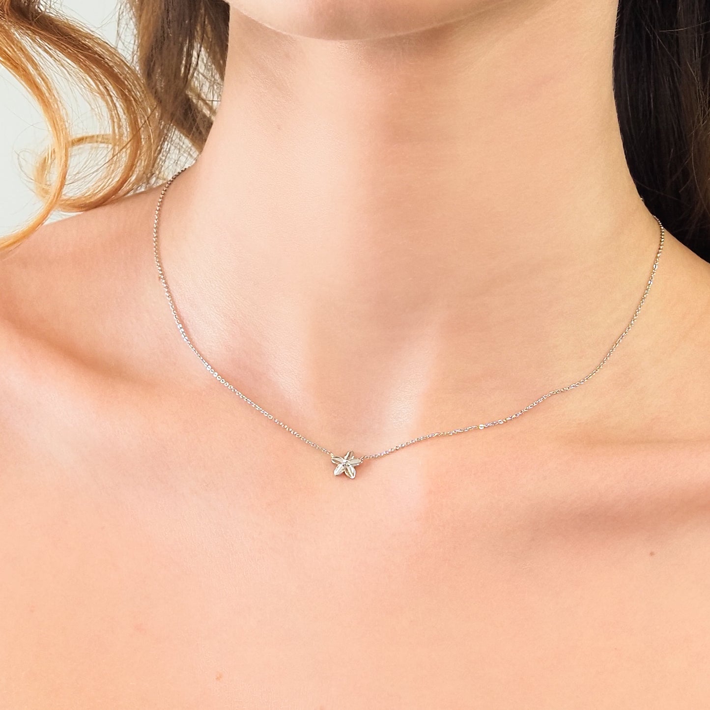 Colar flor de hibisco prateado