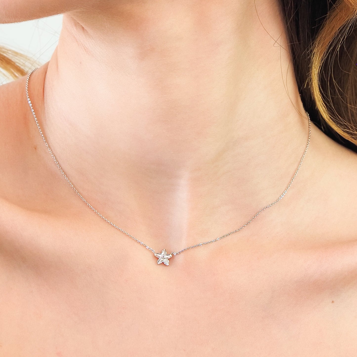 Colar flor de hibisco prateado