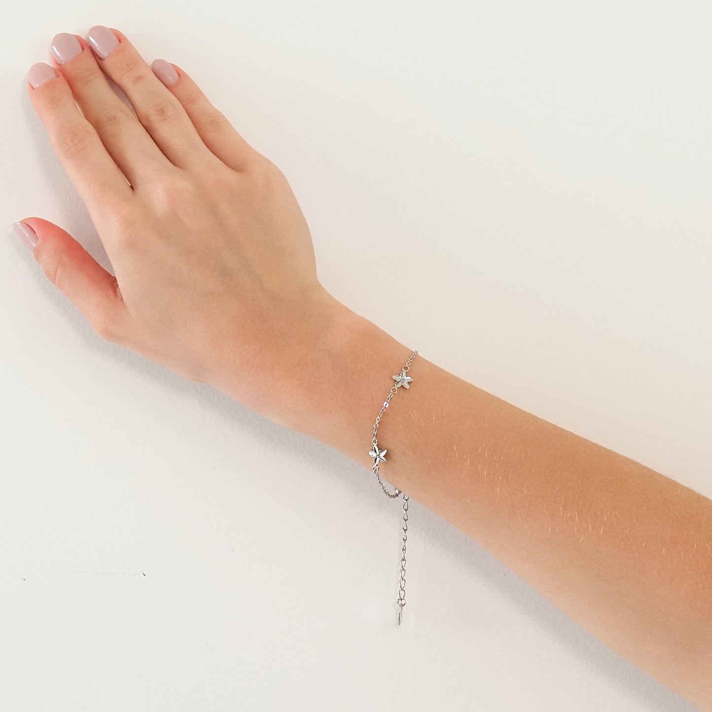 Pulseira três flores de hibisco prateado