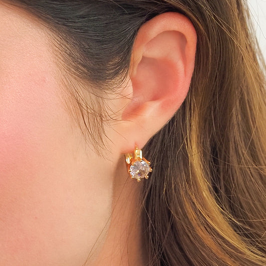 Argola ponto de luz G dourada