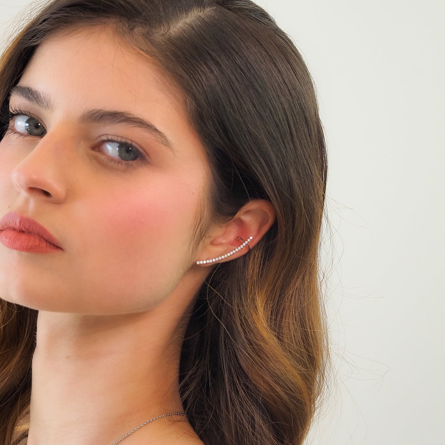 Earcuff arco zirconia prateada