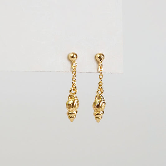 Brinco concha fio dourado