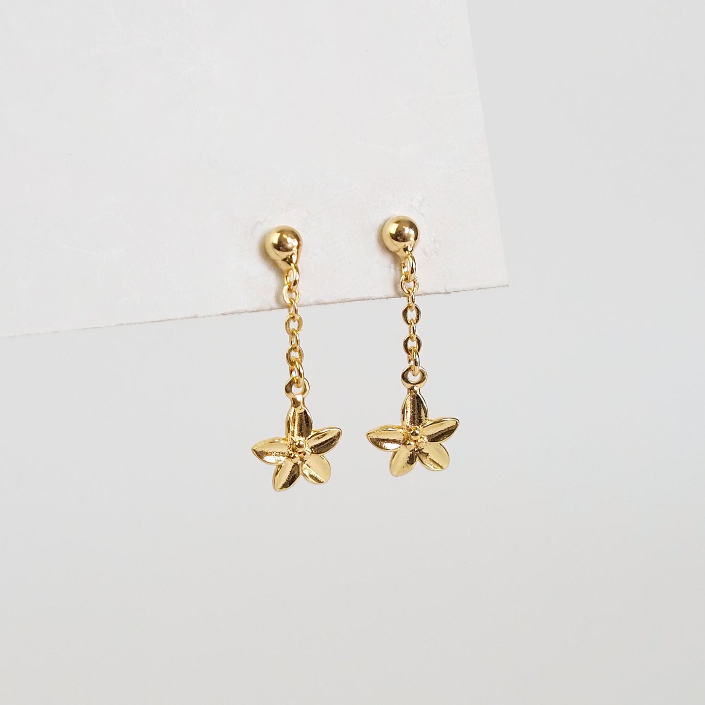 Brinco flor de hibisco fio dourado