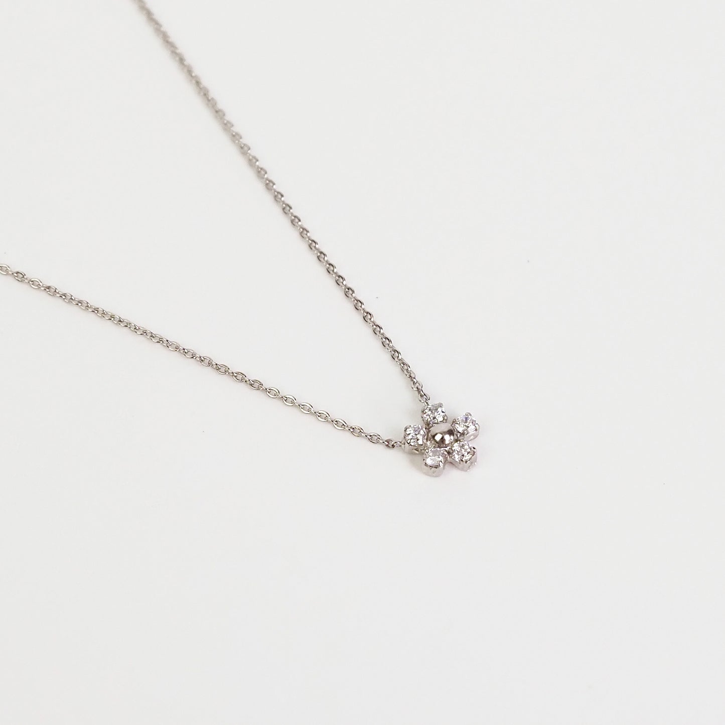 Colar flor zirconia prateada
