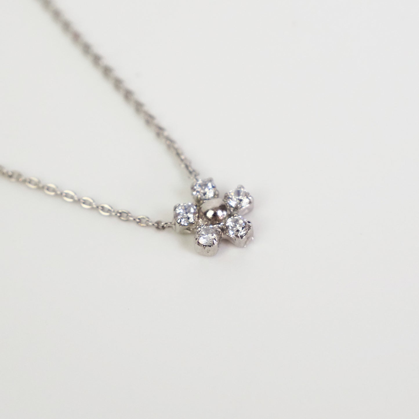 Colar flor zirconia prateada