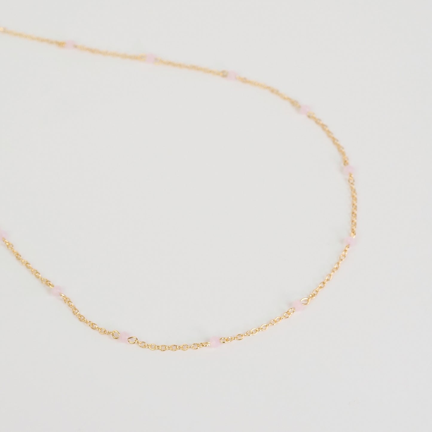 Colar pedrinhas rosa dourado