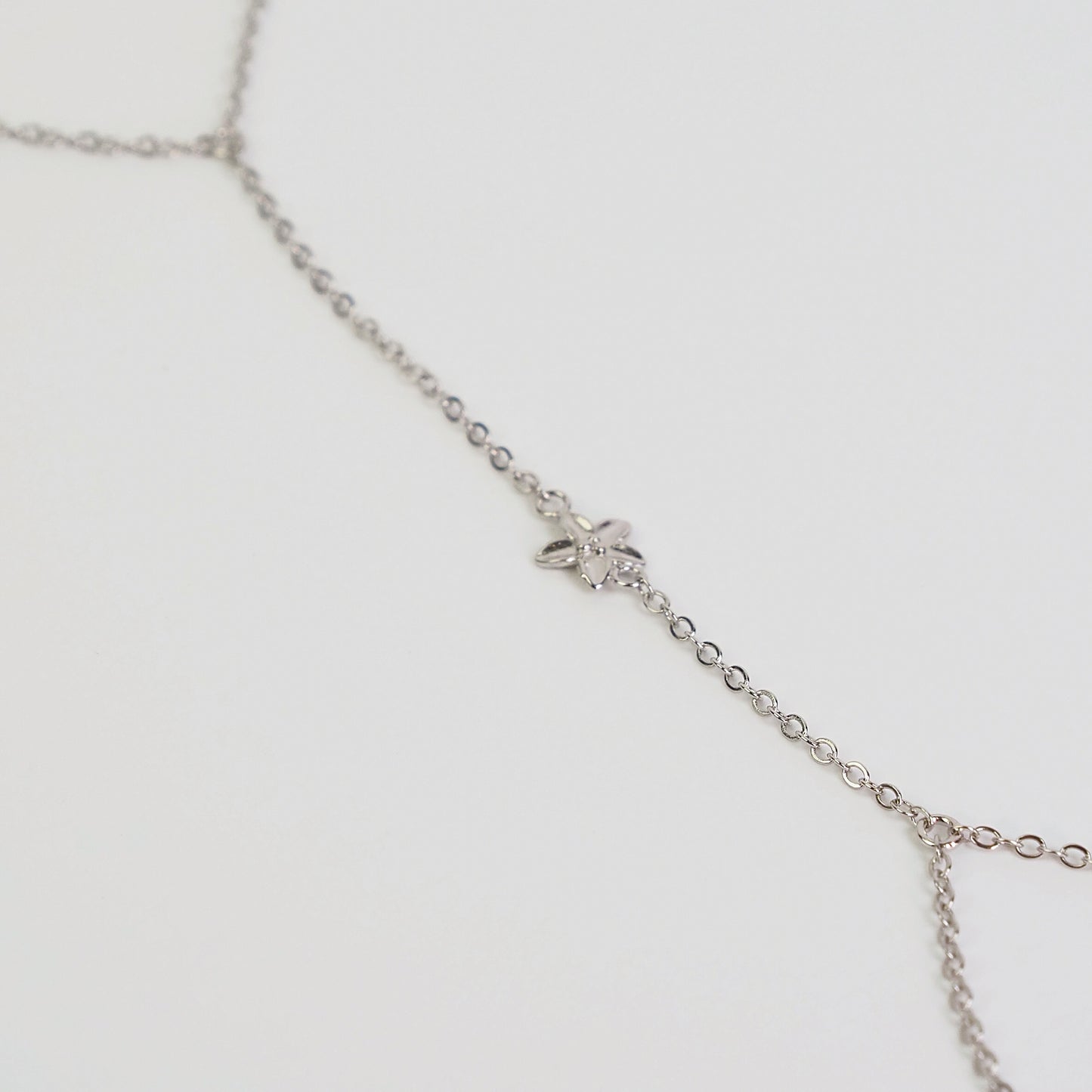 Handchain flor de hibisco prateado