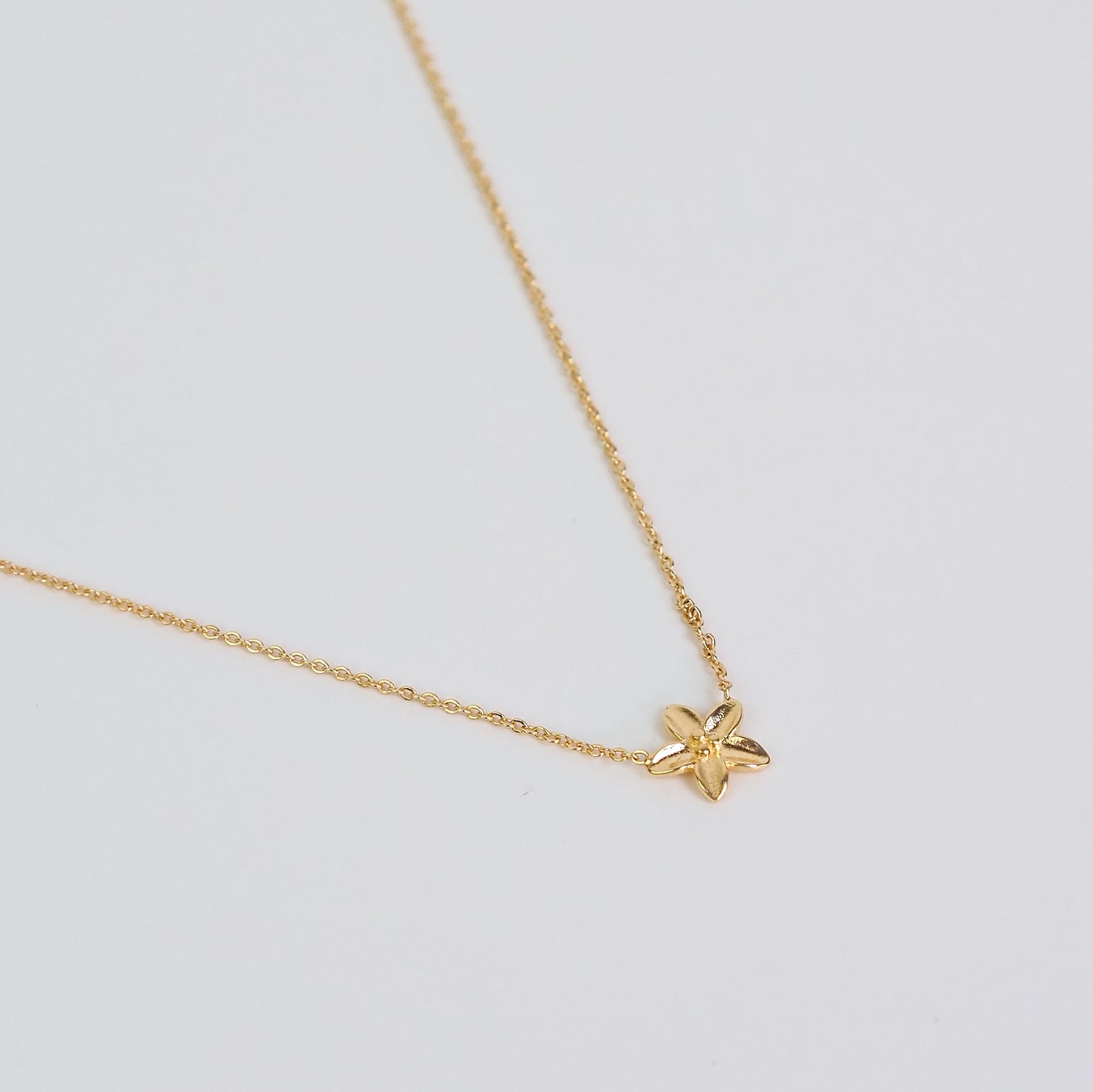 Colar flor de hibisco dourado