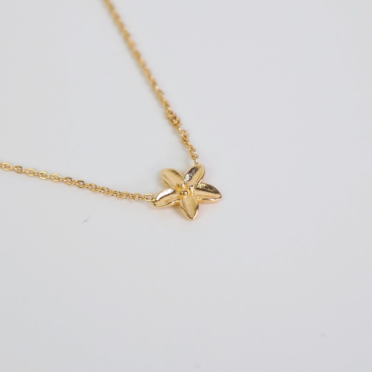 Colar flor de hibisco dourado