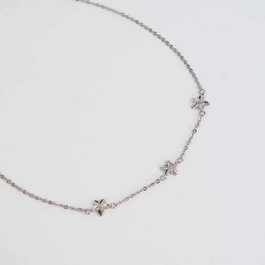 Colar três flores de hibisco prateado