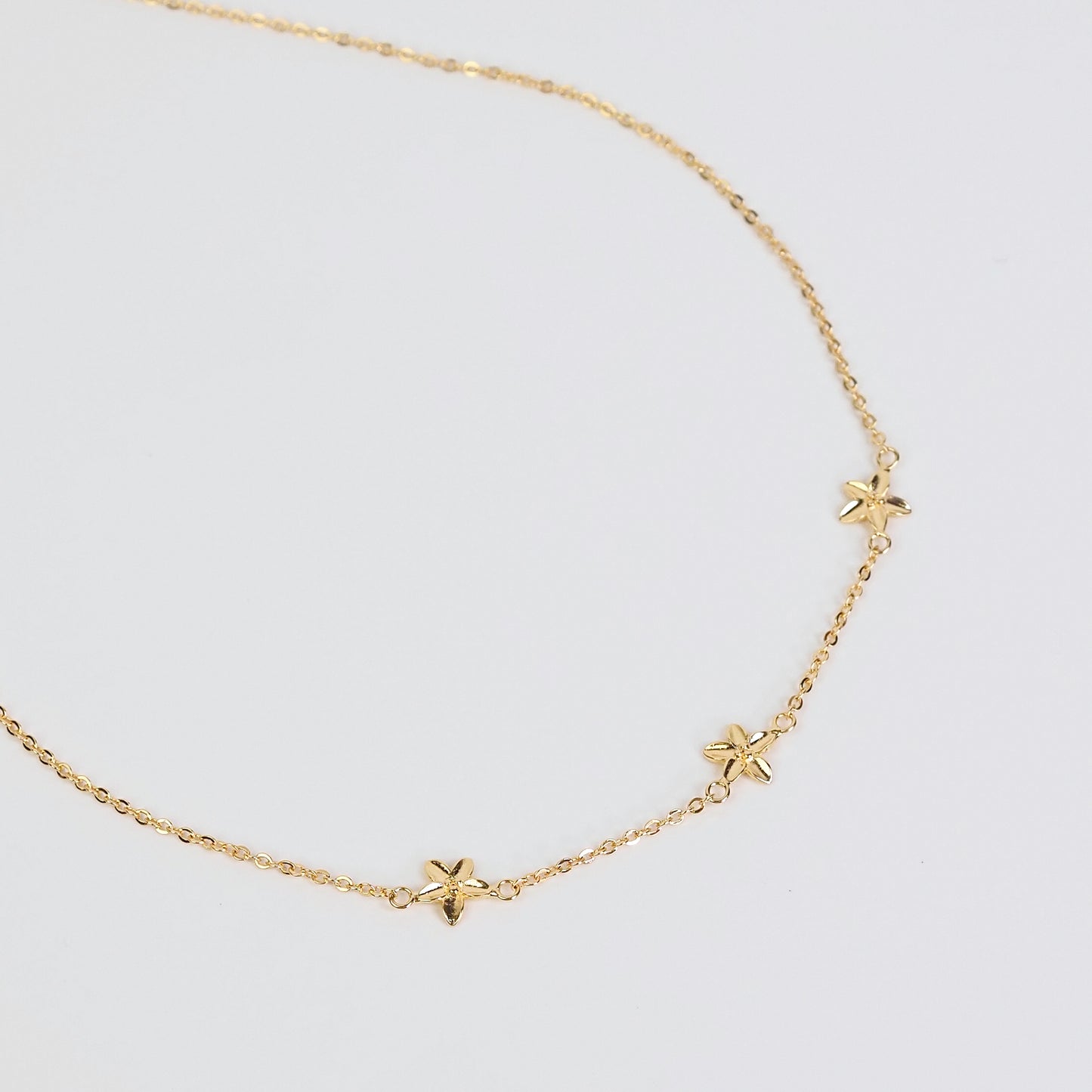 Colar três flores de hibisco dourado