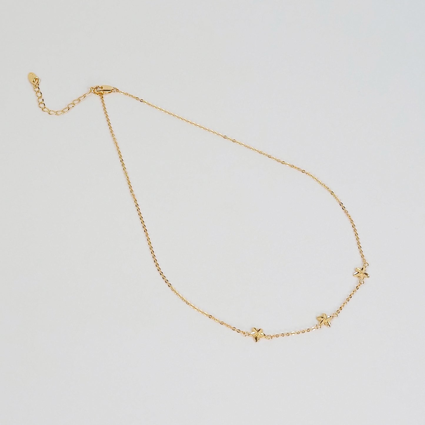 Colar três flores de hibisco dourado