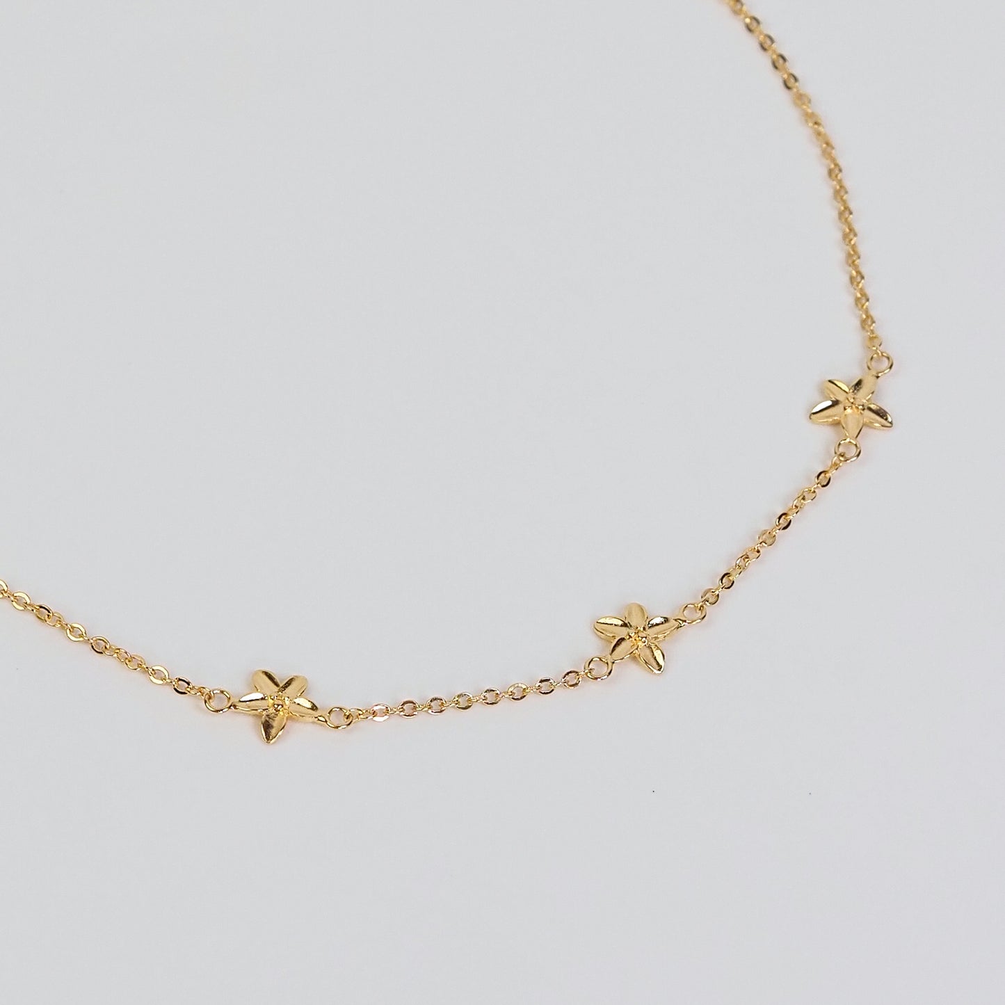 Colar três flores de hibisco dourado