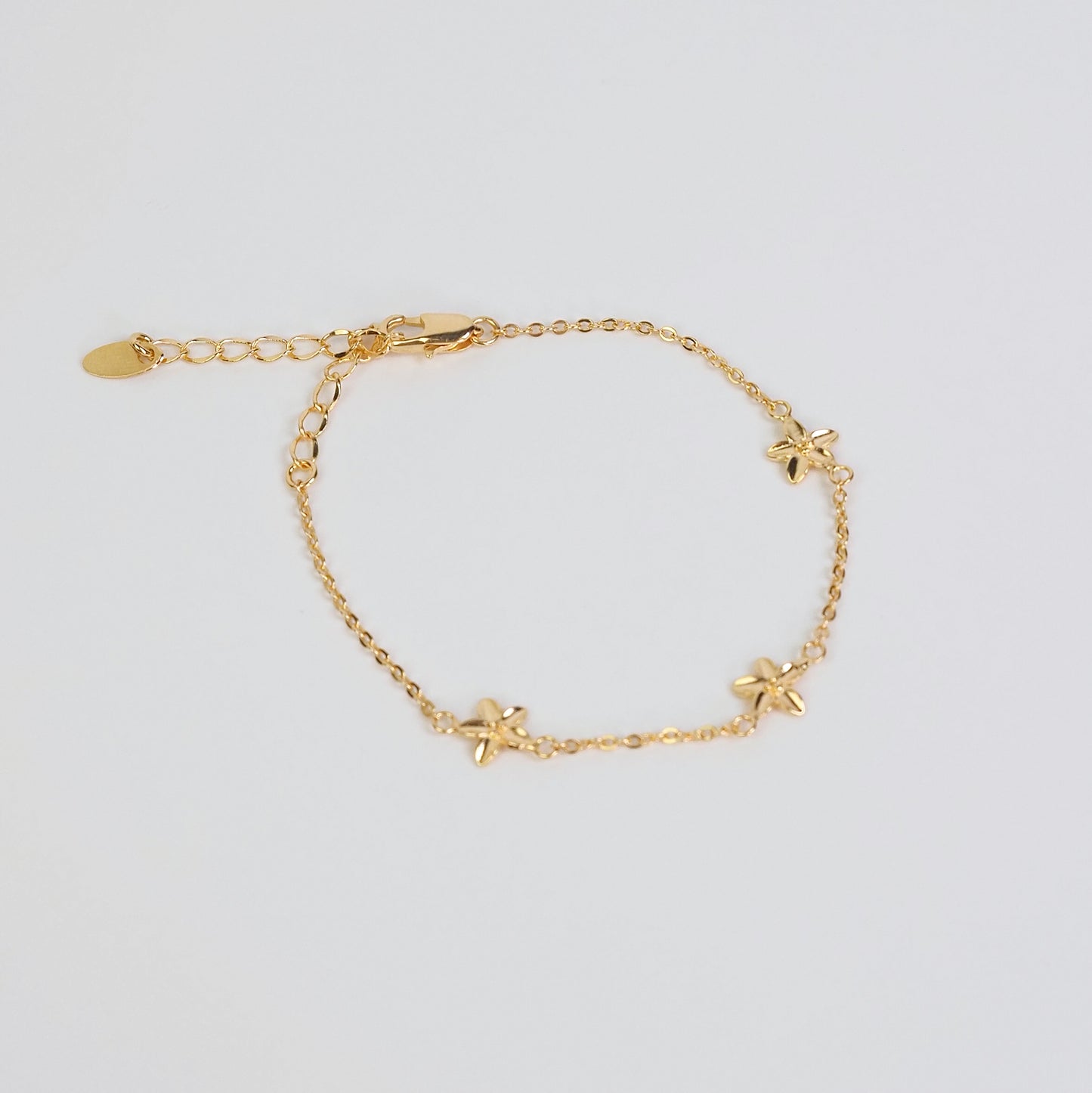 Pulseira três flores de hibisco dourado