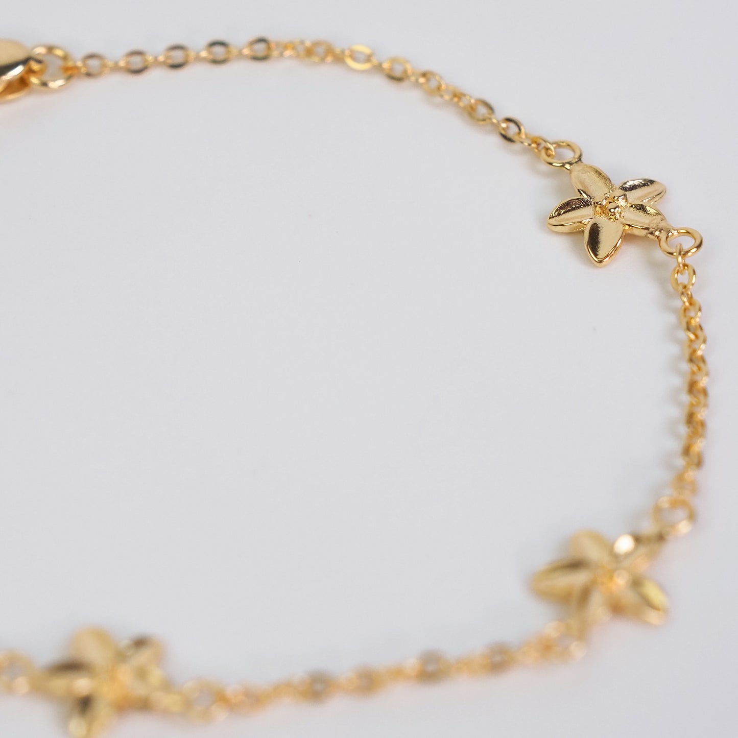 Pulseira três flores de hibisco dourado
