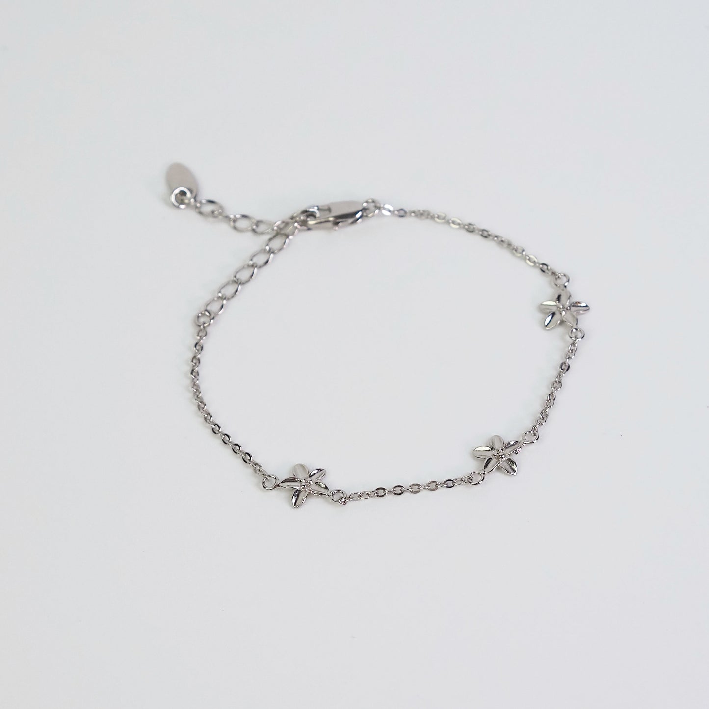 Pulseira três flores de hibisco prateado