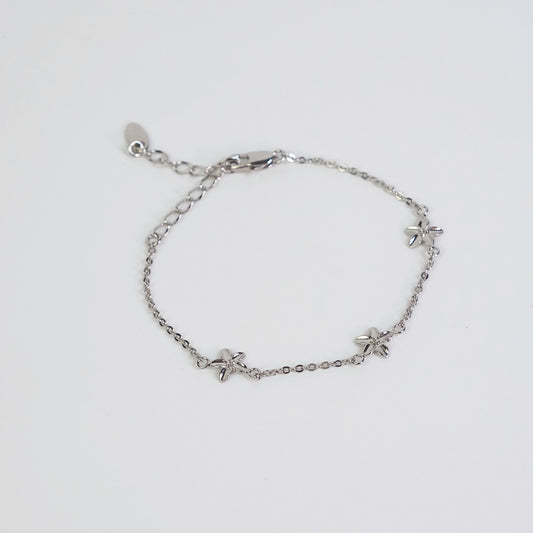 Pulseira três flores de hibisco prateado