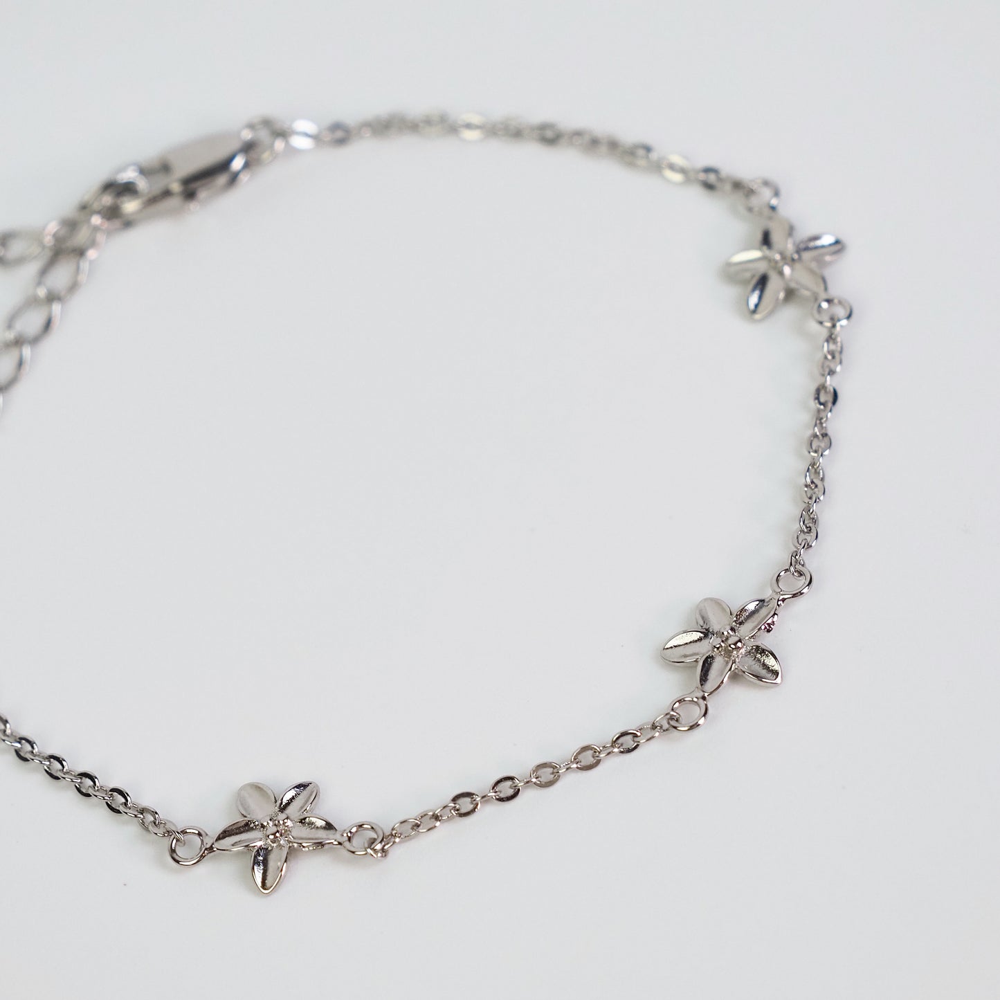 Pulseira três flores de hibisco prateado