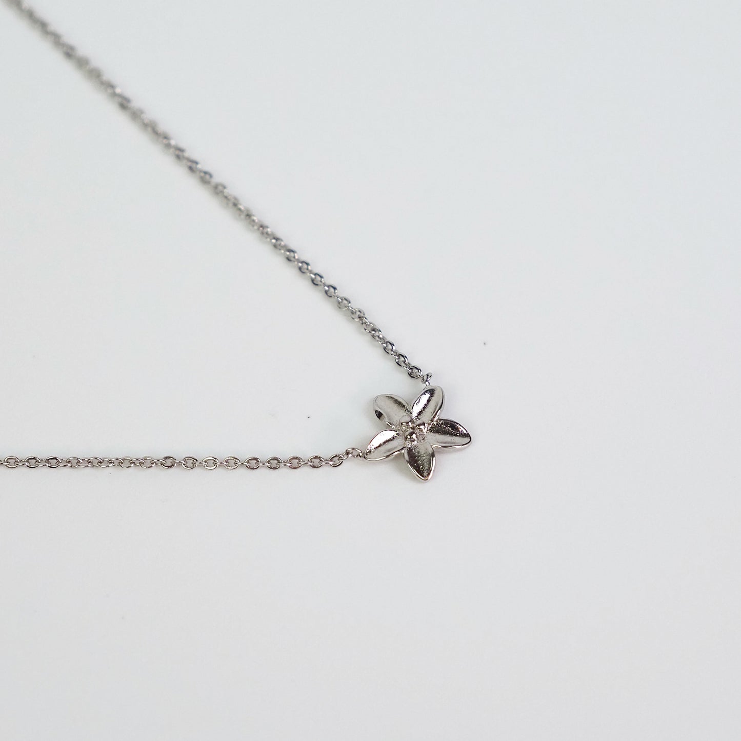 Colar flor de hibisco prateado