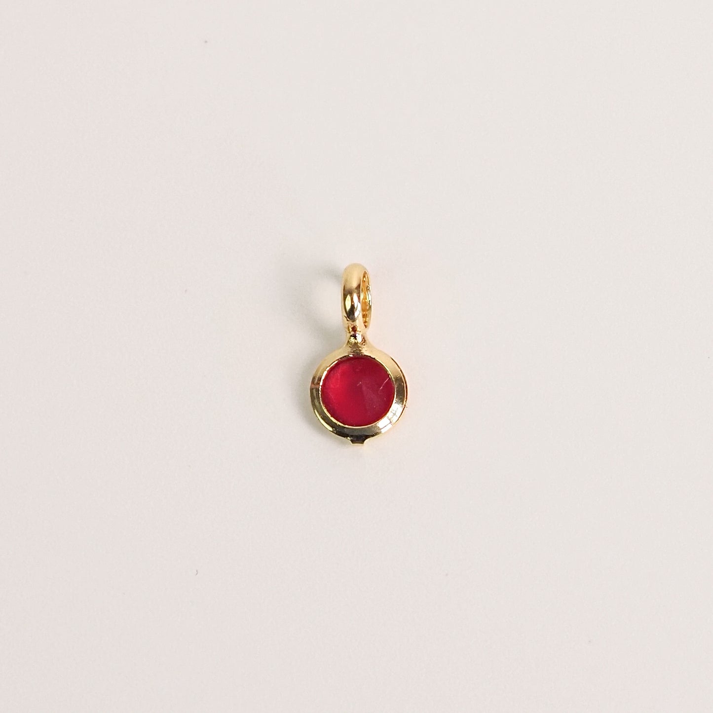 Charm zirconia vermelha dourado - margê atelier