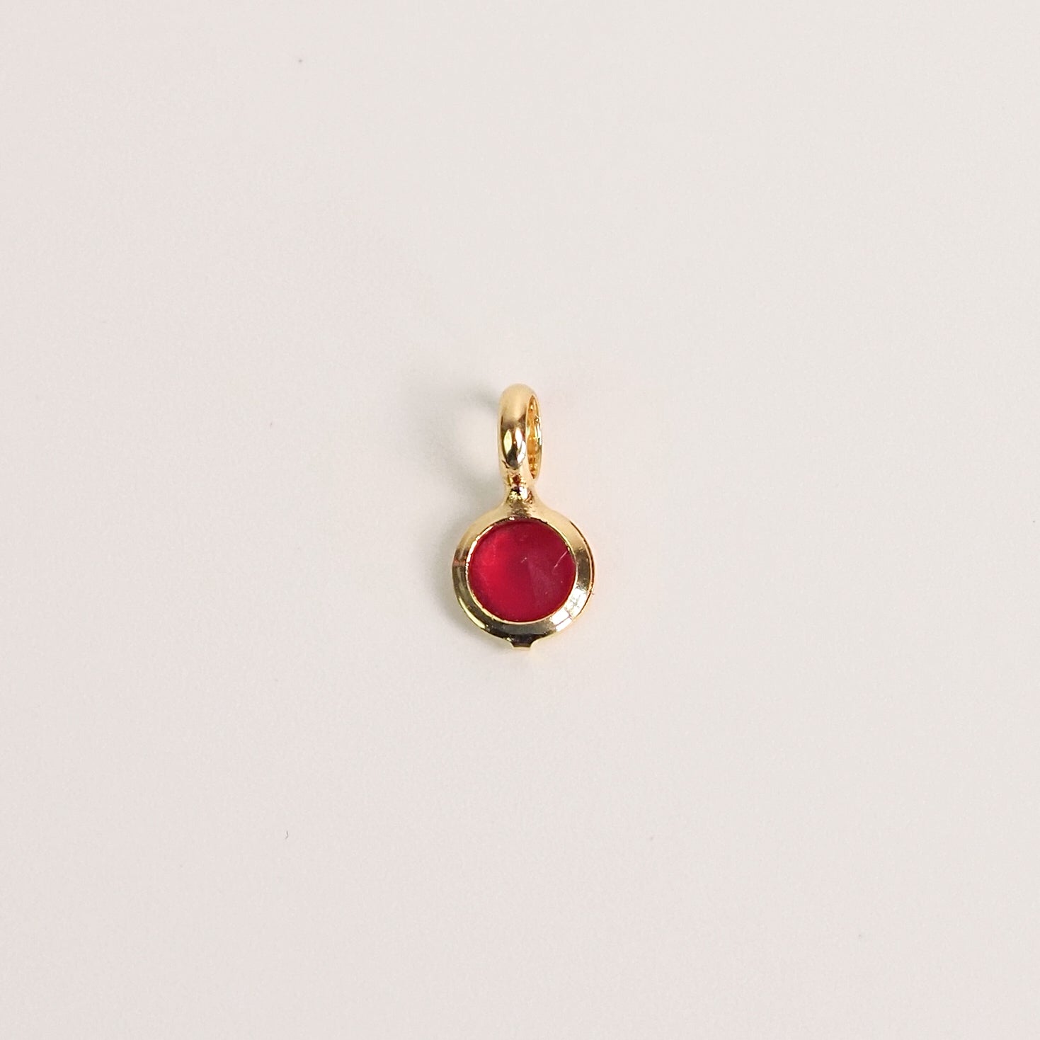 Charm zirconia vermelha dourado - margê atelier